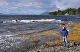 Praia de pedras e água gelada em Ketchikan, no sudeste do Alaska